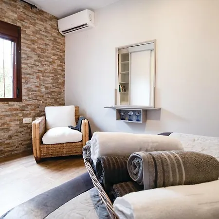 Beautiful In W/ Wifi, Outdoor Swimming Pool And 1 Bedrooms